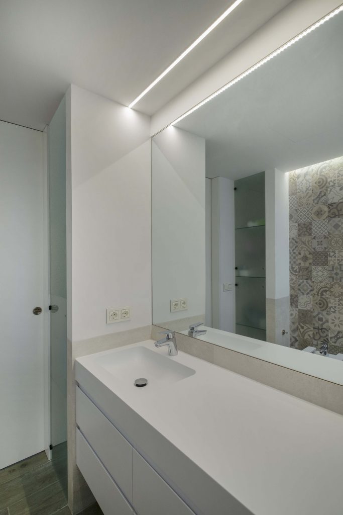 Espejo y lavabo de aseo piso Av. Andalucía 85